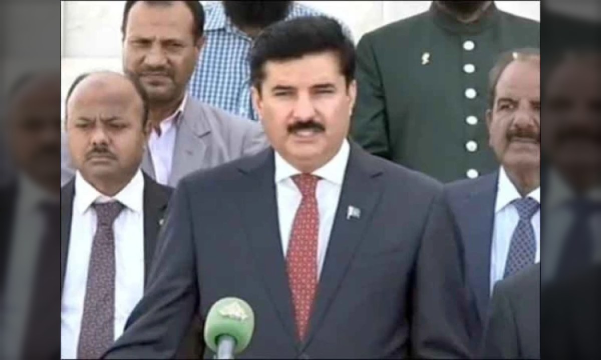 خیبرپختونخوا کے گورنر فیصل کریم کنڈی اور کرک فائرنگ کے واقعے کے بعد پولیس لائن میں شہدا کی نماز جنازہ کا منظر۔