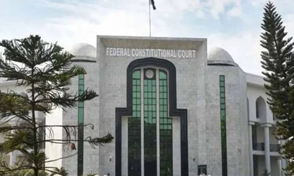 وفاقی آئینی عدالت کا احاطہ اور عدالتی کارروائی کا منظر