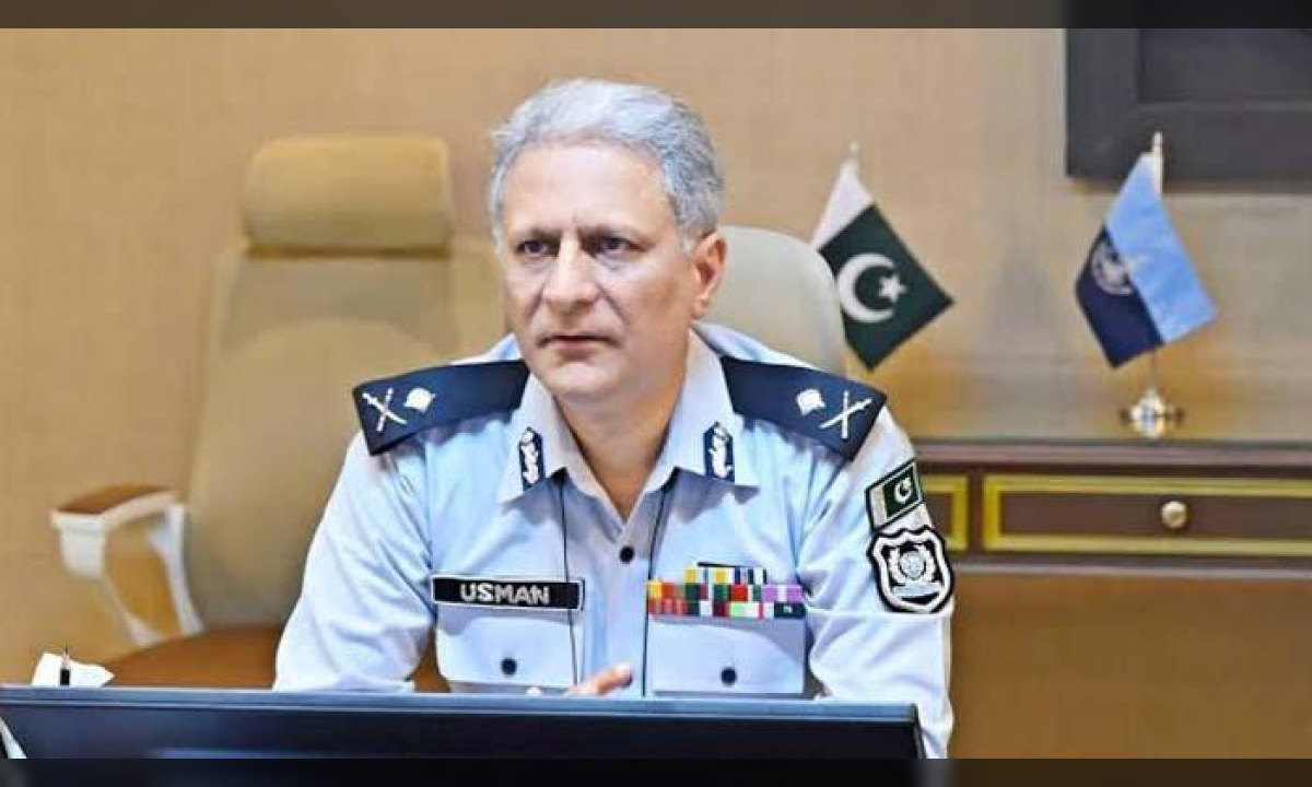 ڈی جی ایف آئی اے میڈیا سے گفتگو کرتے ہوئے اور سکیورٹی فورسز کی غیر قانونی تارکین وطن کے خلاف کارروائیاں جاری ہیں۔