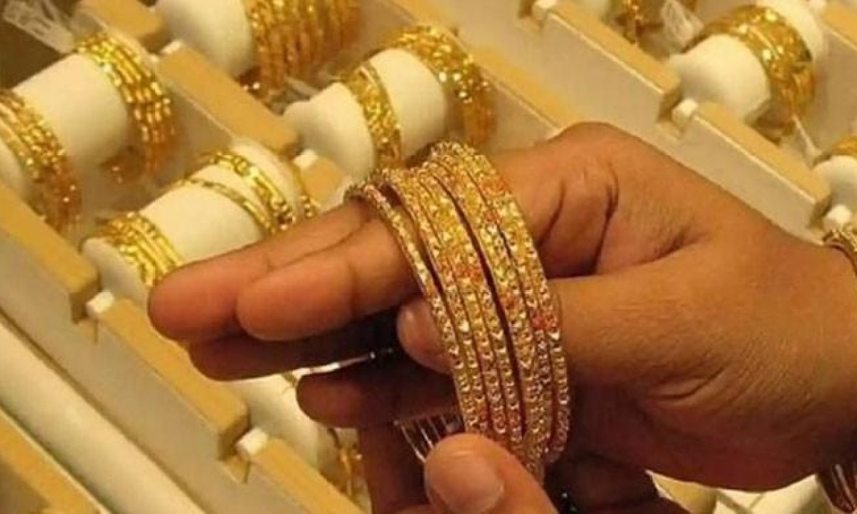 عالمی منڈی میں کمی کے بعد پاکستان میں سونے اور چاندی کی قیمتوں میں کمی دیکھی گئی۔