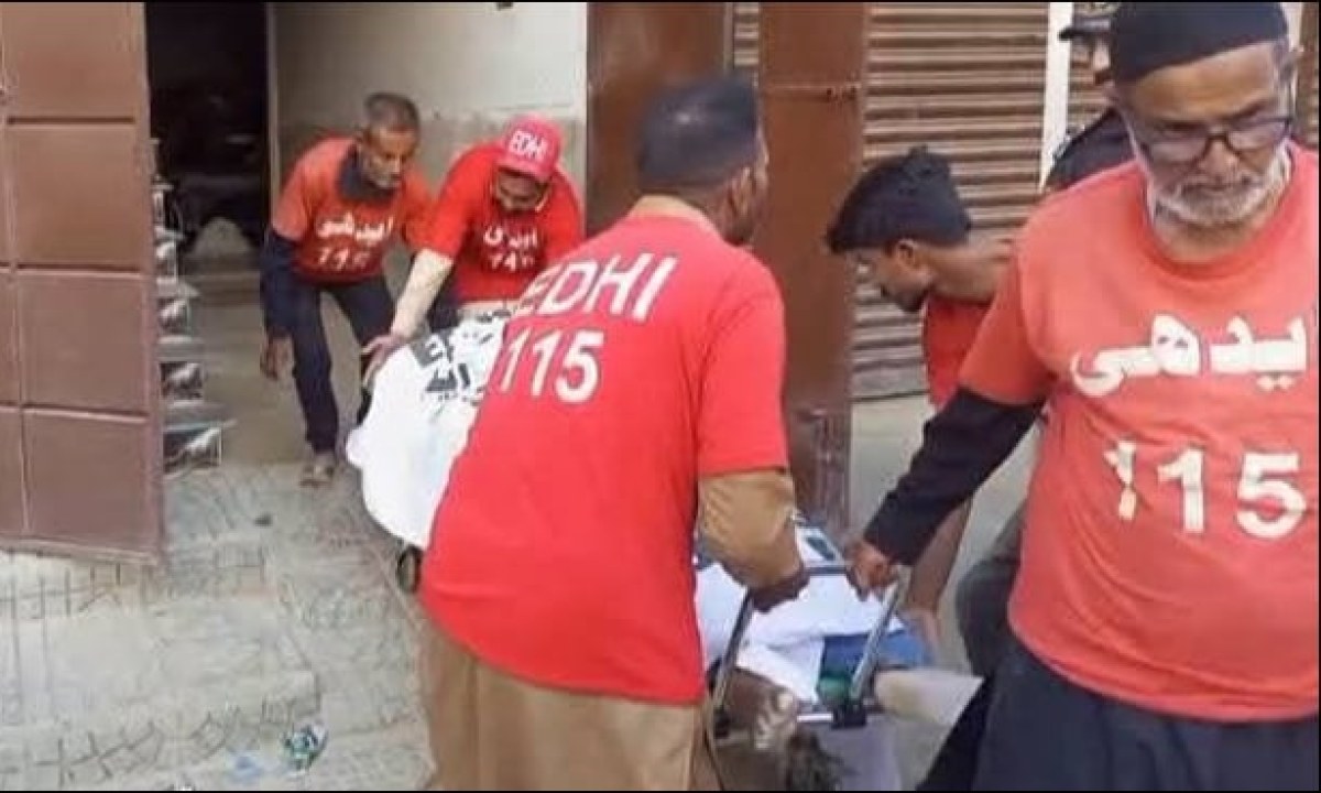 پولیس اور تحقیقاتی ادارے گلشن حدید میں واقع گھر سے شواہد اکٹھے کرتے ہوئے
