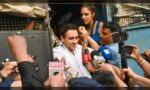 ادکار عمران خان کو گرفتار کرکے قیدی وین میں ڈالا جا رہا ہے