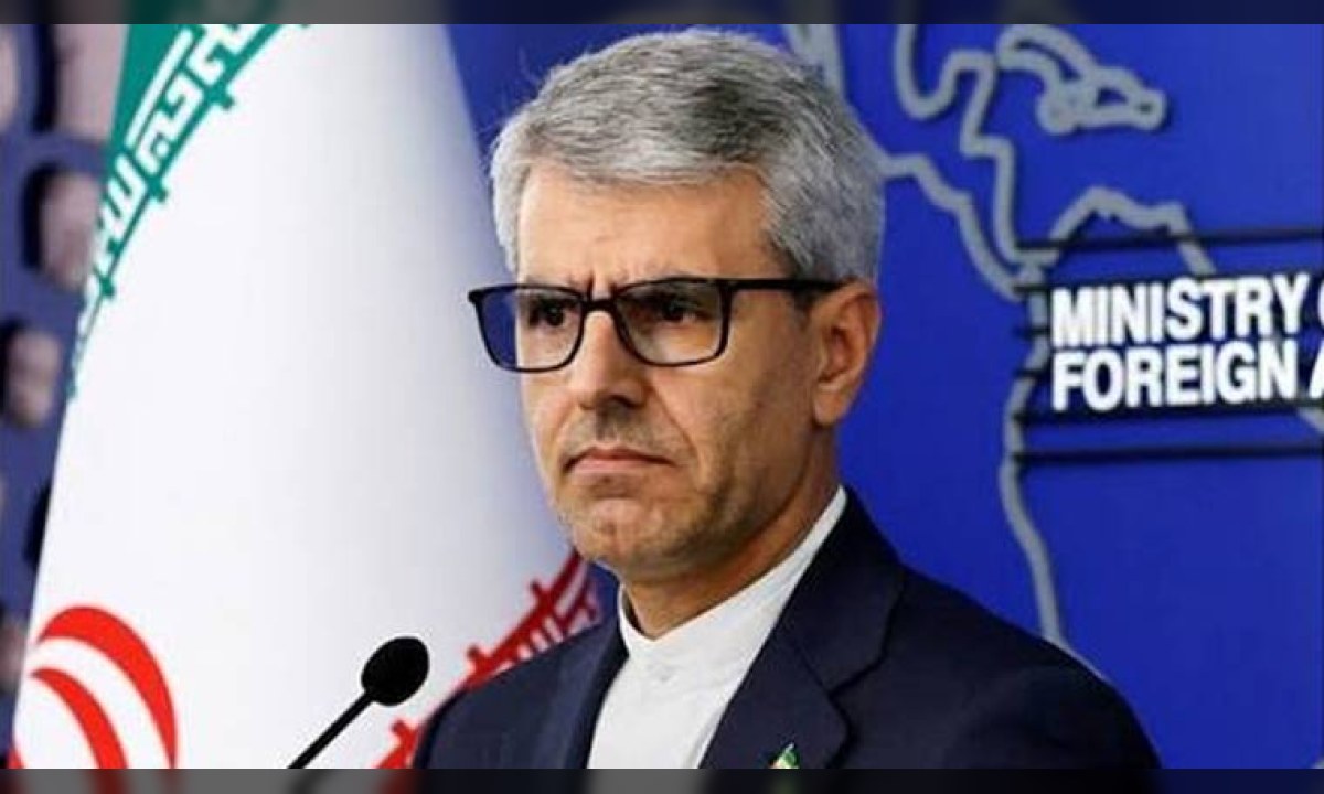 ایرانی وزارت خارجہ کے ترجمان اسماعیل بقائی تہران میں پریس بریفنگ سے خطاب کر رہے ہیں۔