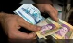 ایرانی کرنسی ریال کی قدر میں کمی اور معاشی بحران کی عکاسی کرتی ایک فائل فوٹو۔