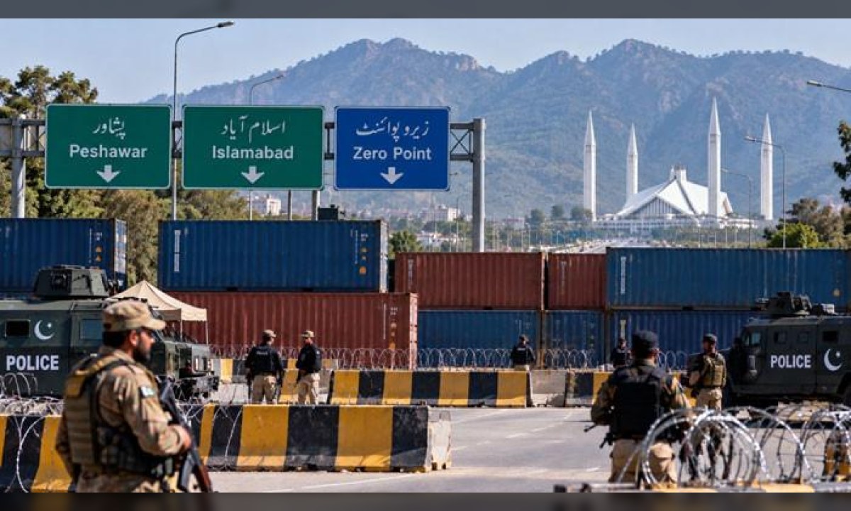 اسلام آباد میں سیکورٹی کے انتہائی سخت انتظامات اور اہلکاروں کی تعیناتی کا منظر۔