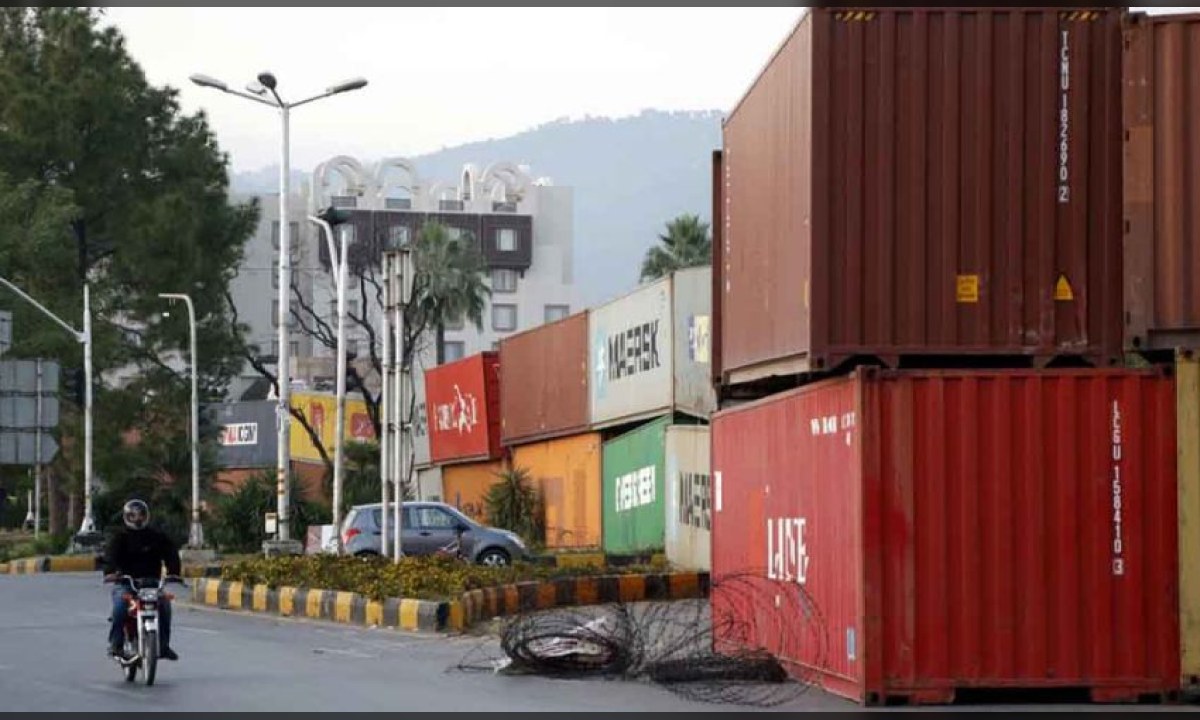 اسلام آباد کے داخلی راستوں پر سیکیورٹی سخت کرنے کے لیے کنٹینرز کی موجودگی کا منظر