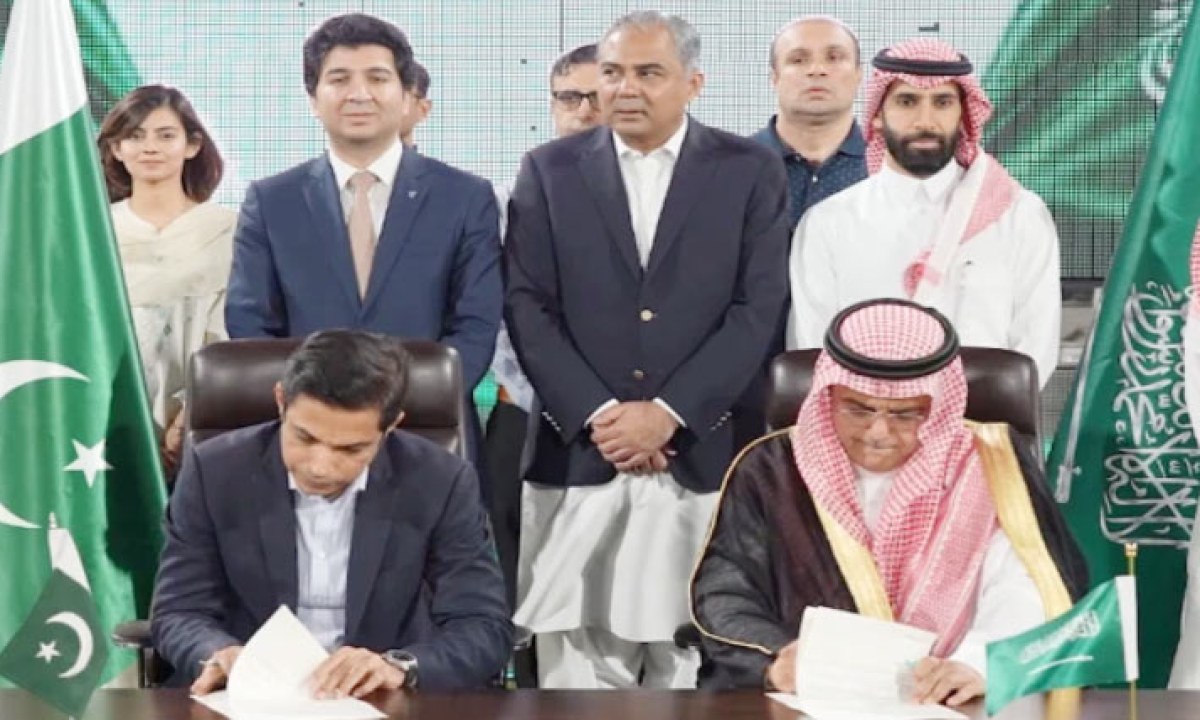 قذافی اسٹیڈیم میں اسلام آباد تھیم پارک منصوبے کی مفاہمتی یادداشت پر دستخط کی تقریب کے دوران وفاقی وزیر داخلہ محسن نقوی اور سعودی شخصیت شہزادہ منصور بن محمد السعود