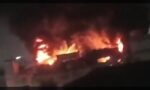 کراچی کے علاقے سائٹ ایریا میں گارمنٹس فیکٹری میں لگی آگ بجھانے کے لیے فائر بریگیڈ کی گاڑیاں مصروفِ عمل ہیں۔