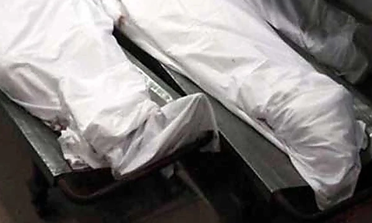 لندی کوتل میں قتل ہونے والے افراد کی لاشیں اسپتال منتقل کی جا رہی ہیں۔