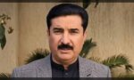 گورنر خیبر پختونخوا فیصل کریم کنڈی میڈیا سے گفتگو کرتے ہوئے