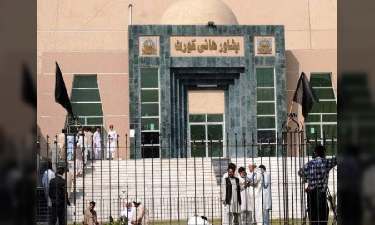 پشاور ہائی کورٹ کا بیرونی منظر جہاں خیبر پختونخوا میں گورنر راج کیخلاف درخواست دائر کی گئی ہے۔
