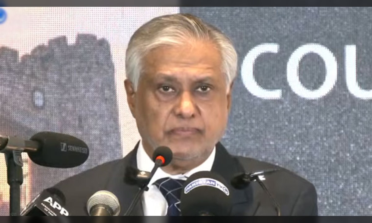 نائب وزیراعظم اسحاق ڈار خیبر پختونخوا کے امن و امان سے متعلق سیمینار سے خطاب کر رہے ہیں۔