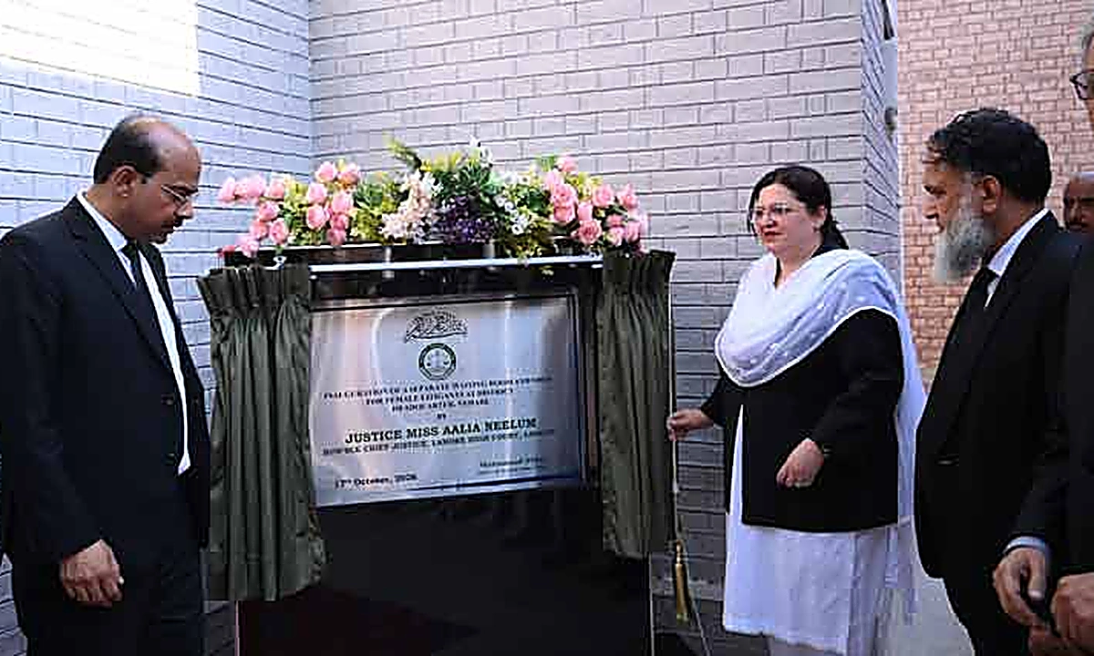 چیف جسٹس لاہور ہائیکورٹ مس عالیہ نیلم کی جانب سے وہاڑی میں قائم کیے گئے جینڈر بیسڈ وائلنس متاثرین کے خصوصی کمرے کا منظر۔