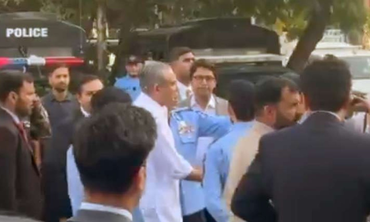 وزیر داخلہ نے 50 لاکھ روپے لائبہ اعجاز کے والد کو پہنچا دیئے