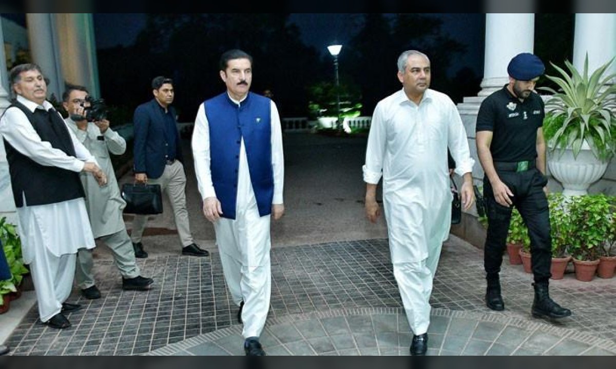 وفاقی وزیر داخلہ محسن نقوی گورنر خیبرپختونخوا فیصل کریم کنڈی سے ملاقات کے دوران۔