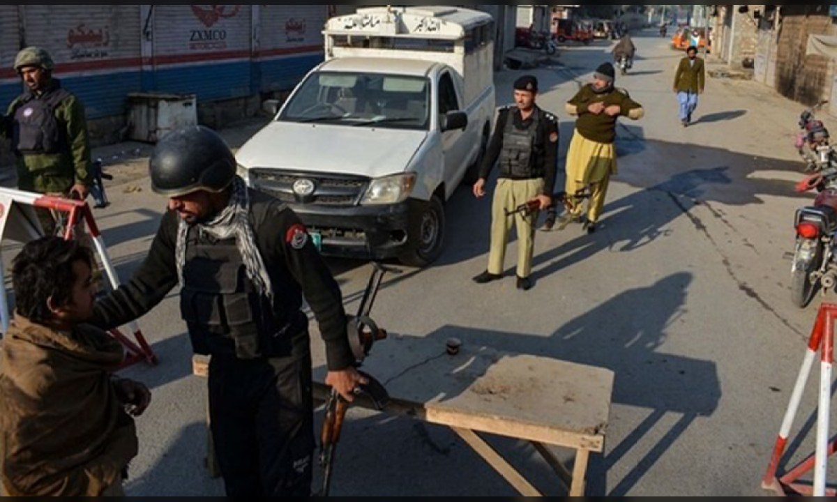 وفاقی وزیر داخلہ محسن نقوی گورنر خیبرپختونخوا فیصل کریم کنڈی سے ملاقات کے دوران