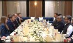 وفاقی وزیر داخلہ محسن نقوی برطانوی اور پولش وزراء کے ساتھ ملاقات کے دوران گفتگو کر رہے ہیں۔
