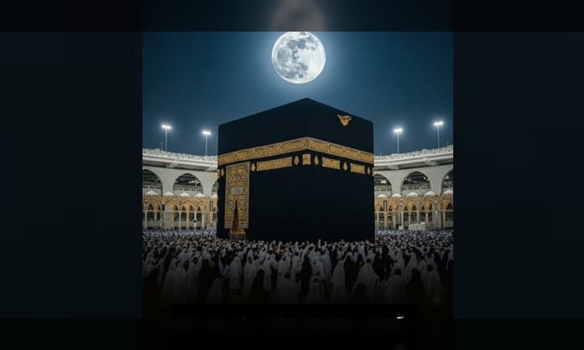 مکہ مکرمہ میں خانہ کعبہ کے اوپر دکھائی دینے والے چاند کا فلکیاتی منظر