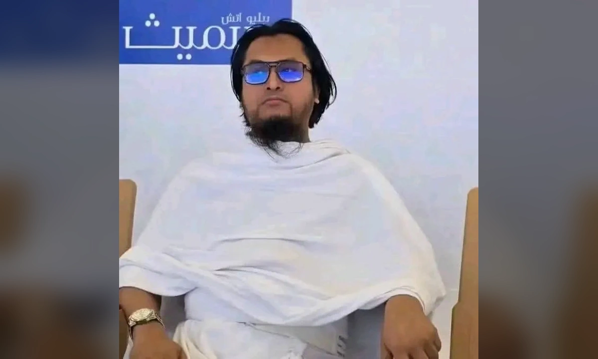 احرام میں ملبوس مفتی نصر اللہ البدر جن کا ریاض ایئرپورٹ پر حملے میں انتقال ہوا۔