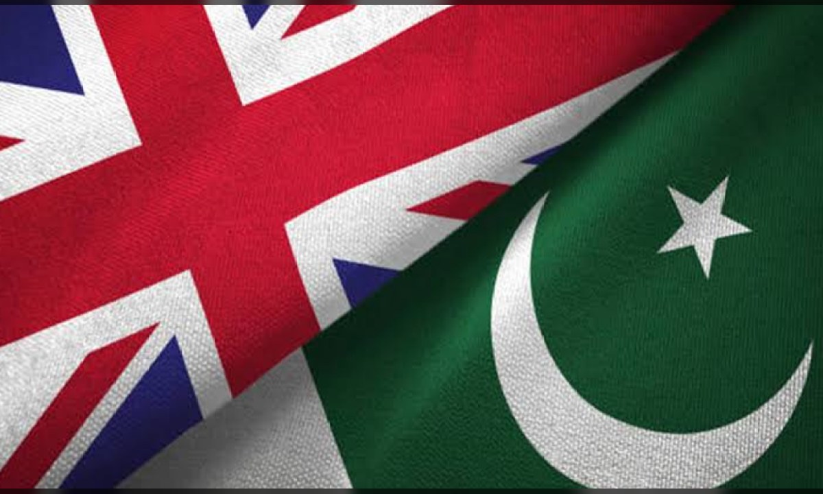 وفاقی وزیر خزانہ سینیٹر محمد اورنگزیب معاشی اصلاحات اور سرمایہ کاری کے فروغ سے متعلق اجلاس سے خطاب کر رہے ہیں۔