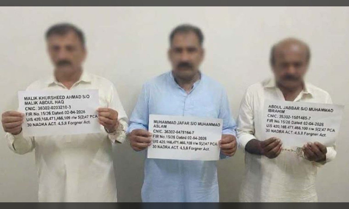 ایف آئی اے اور نادرا حکام کی جانب سے غیر قانونی دستاویزات اور افغان شہریوں کی رجسٹریشن کے خلاف جاری کارروائی کا منظر
