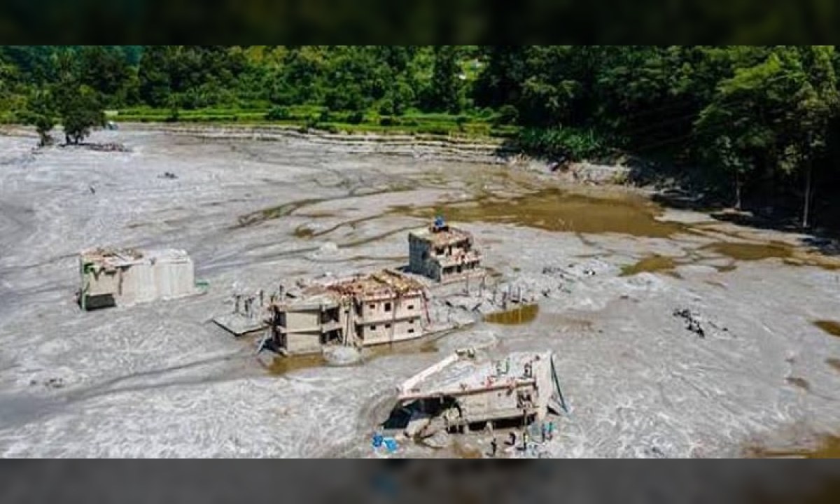 نیپال کے ضلع گورکھا میں سیلابی ریلے سے تباہ شدہ علاقے کا منظر