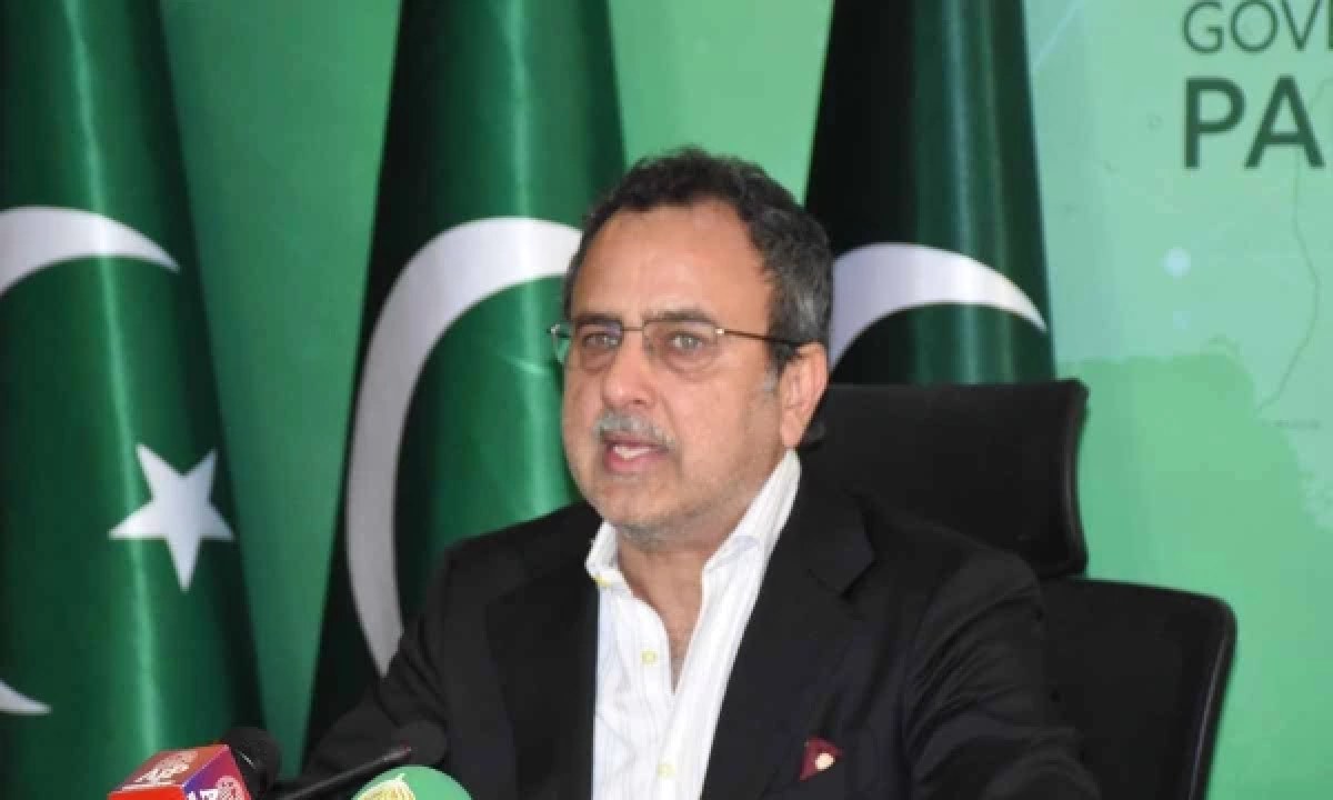 وفاقی وزیر توانائی اویس لغاری سینیٹ اجلاس کے دوران خطاب کر رہے ہیں۔