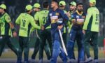 قومی ٹیم کے کھلاڑی سہ ملکی سیریز کی ٹرافی کے ساتھ۔