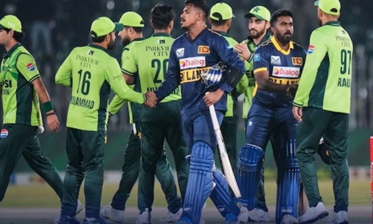 قومی ٹیم کے کھلاڑی سہ ملکی سیریز کی ٹرافی کے ساتھ۔