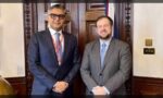 نائب وزیراعظم اسحاق ڈار اور برطانوی حکام کے درمیان ملاقات کا ایک منظر