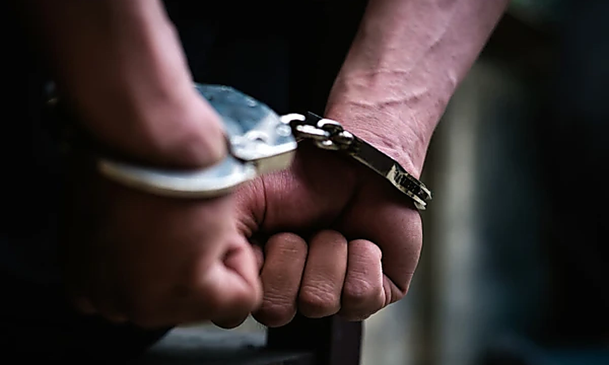 پشاور میں غیر قانونی لون ایپ نیٹ ورک کے خلاف کارروائی کا منظر