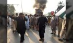 پشاور کے اسمبلی چوک پر پی ٹی آئی لانگ مارچ کے خلاف تاجر برادری کا احتجاج اور ٹائر جلانے کا منظر