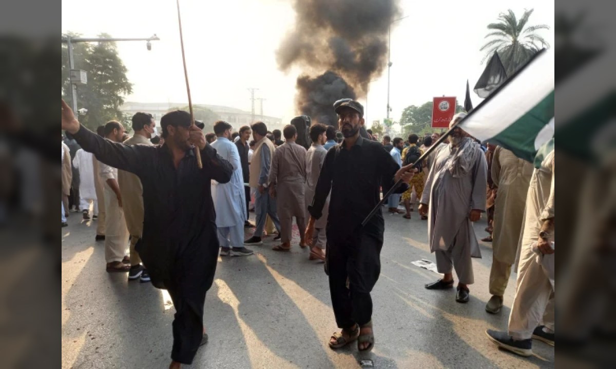 پشاور کے اسمبلی چوک پر پی ٹی آئی لانگ مارچ کے خلاف تاجر برادری کا احتجاج اور ٹائر جلانے کا منظر