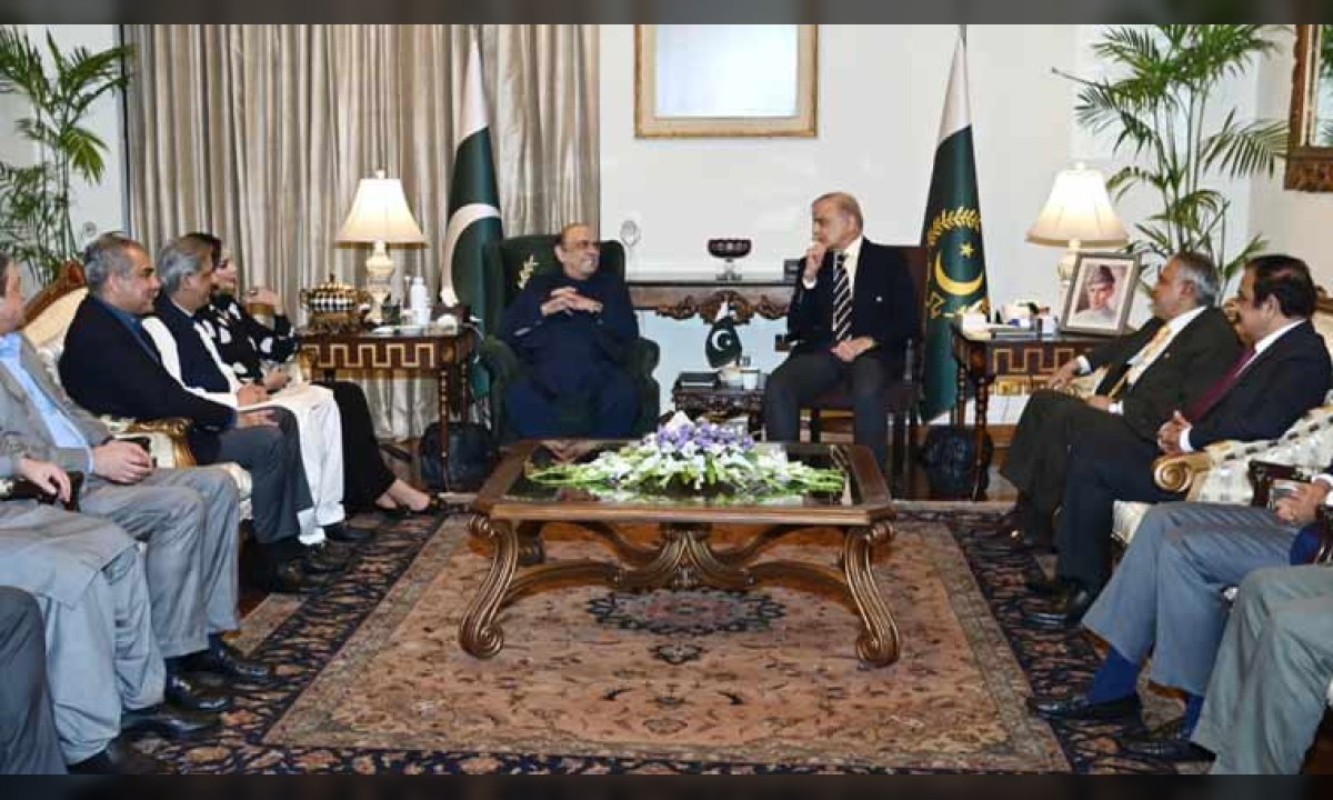 صدر مملکت آصف علی زرداری اور وزیراعظم شہباز شریف ایوان صدر میں اجلاس کی صدارت کر رہے ہیں۔