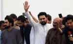 وزیراعلیٰ خیبرپختونخوا سہیل آفریدی اور دیگر رہنماؤں کی حامیوں کے ہمراہ ایک تقریب کے دوران کی عکسبندی۔