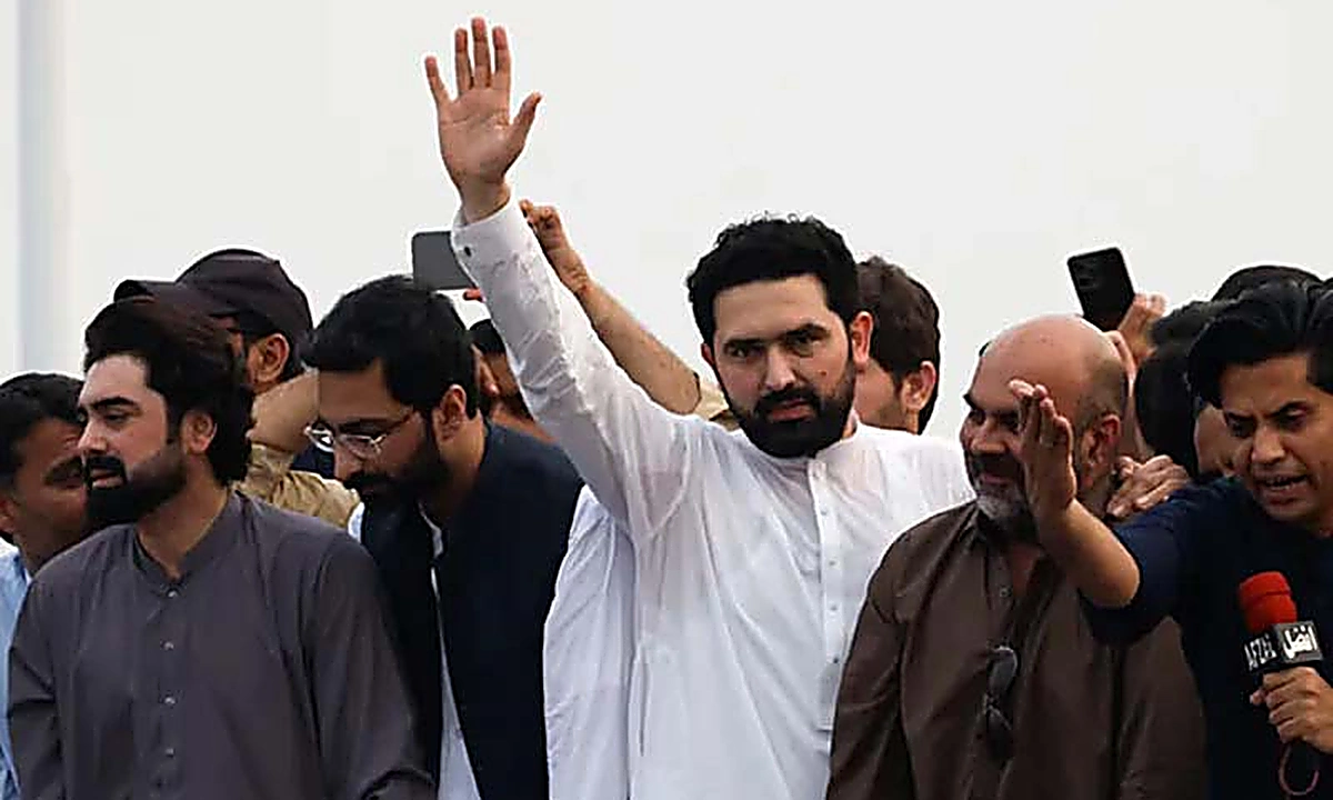 وزیراعلیٰ خیبرپختونخوا سہیل آفریدی اور دیگر رہنماؤں کی حامیوں کے ہمراہ ایک تقریب کے دوران کی عکسبندی۔