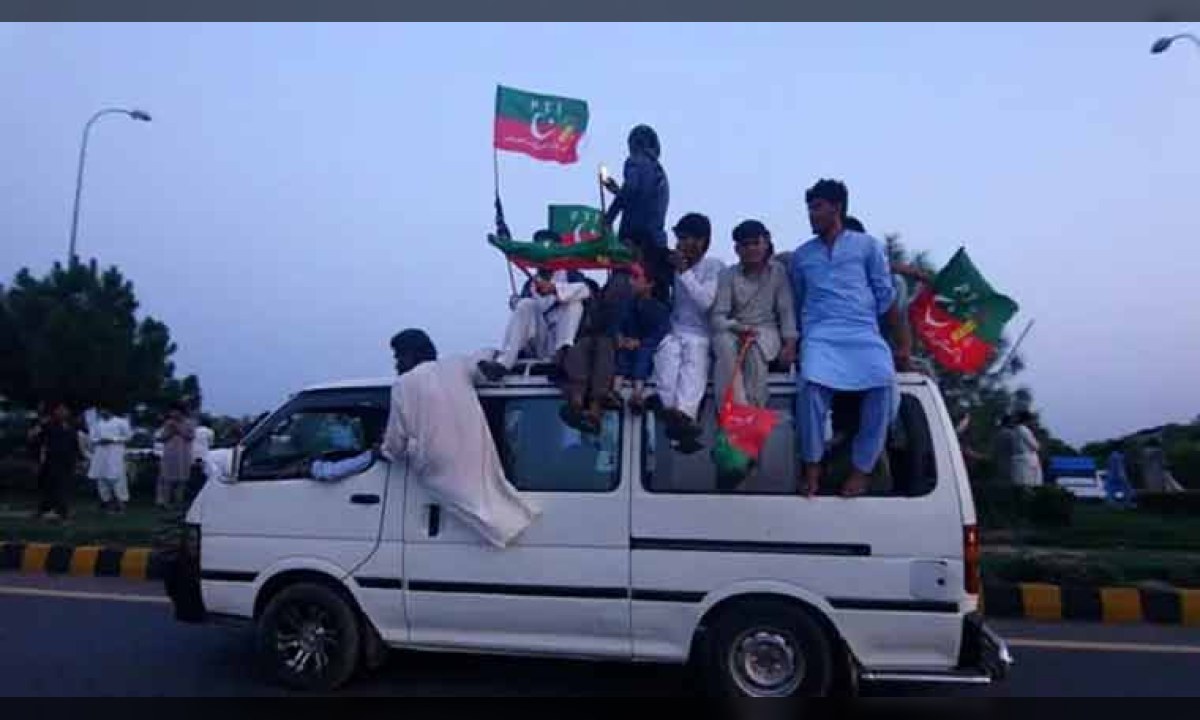 وزیراعلیٰ خیبرپختونخوا کے لانگ مارچ کے دوران سرکاری وسائل کے استعمال اور سکیورٹی صورتحال کا ایک منظر