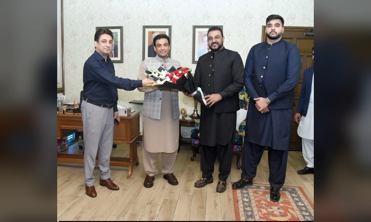 پیٹرول پمپ ملازم پر تشدد کرنے والے سعادت انیس بھٹی کی حمزہ شہباز کے ساتھ سامنے آنے والی تصویر