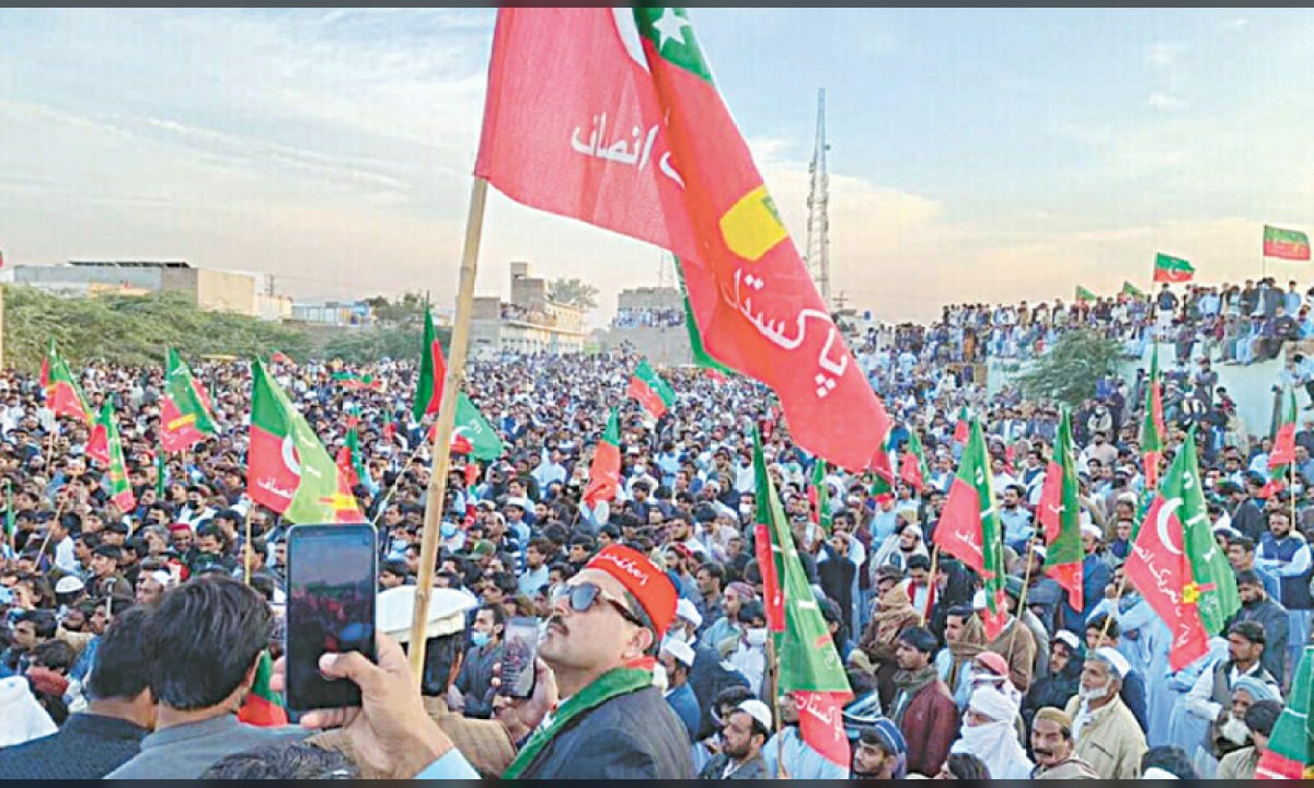 پی ٹی آئی لانگ مارچ کے دوران وزیر اعلیٰ خیبر پختونخوا سہیل آفریدی کارکنان سے خطاب کر رہے ہیں۔
