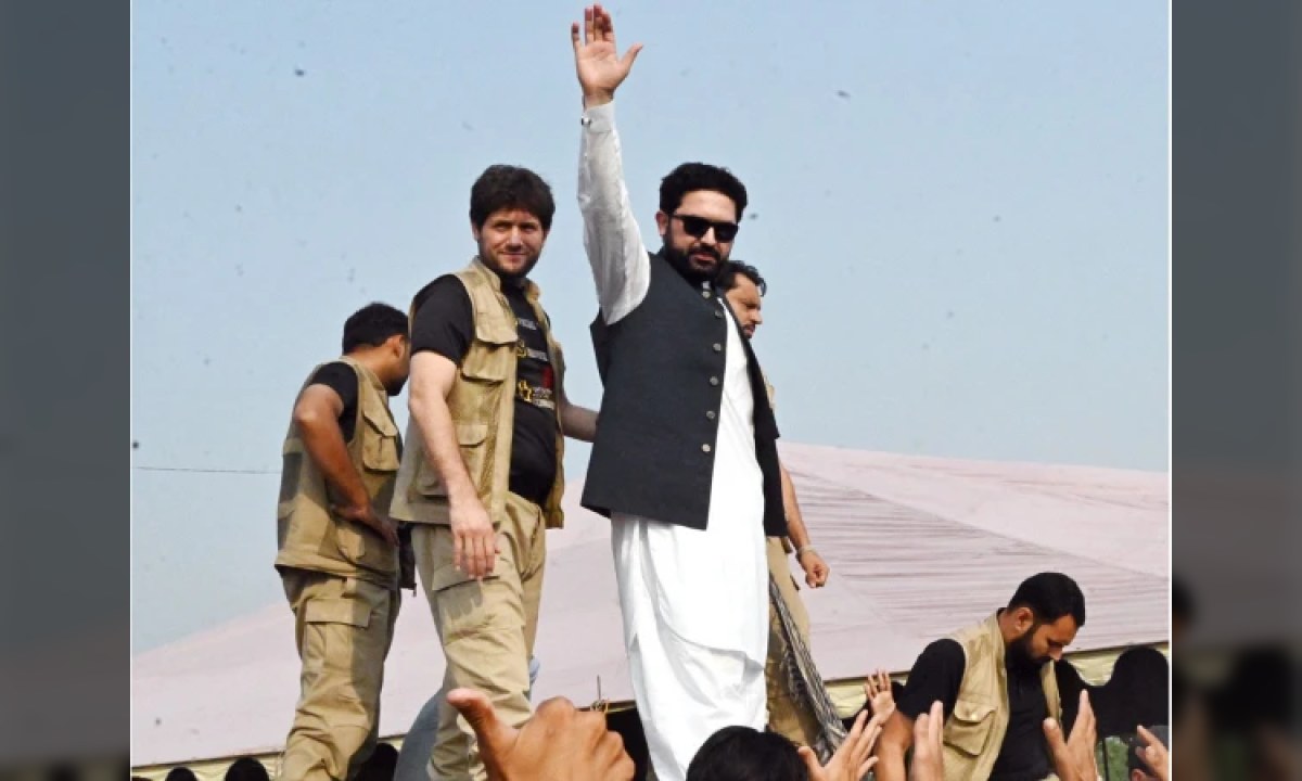 وزیراعلیٰ خیبرپختونخوا سہیل آفریدی پشاور میں لانگ مارچ کے شرکاء سے خطاب کر رہے ہیں