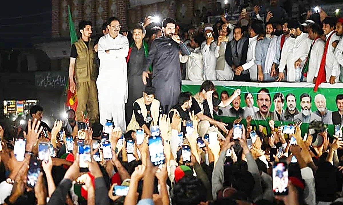 وزیر اعلیٰ خیبرپختونخوا محمد سہیل آفریدی منگا بازار مردان میں لانگ مارچ کے شرکا سے خطاب کر رہے ہیں۔