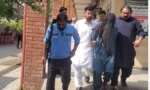 ملزم نعمان کو عدالت میں پیشی کے بعد واپس لے جایا جا رہا ہے