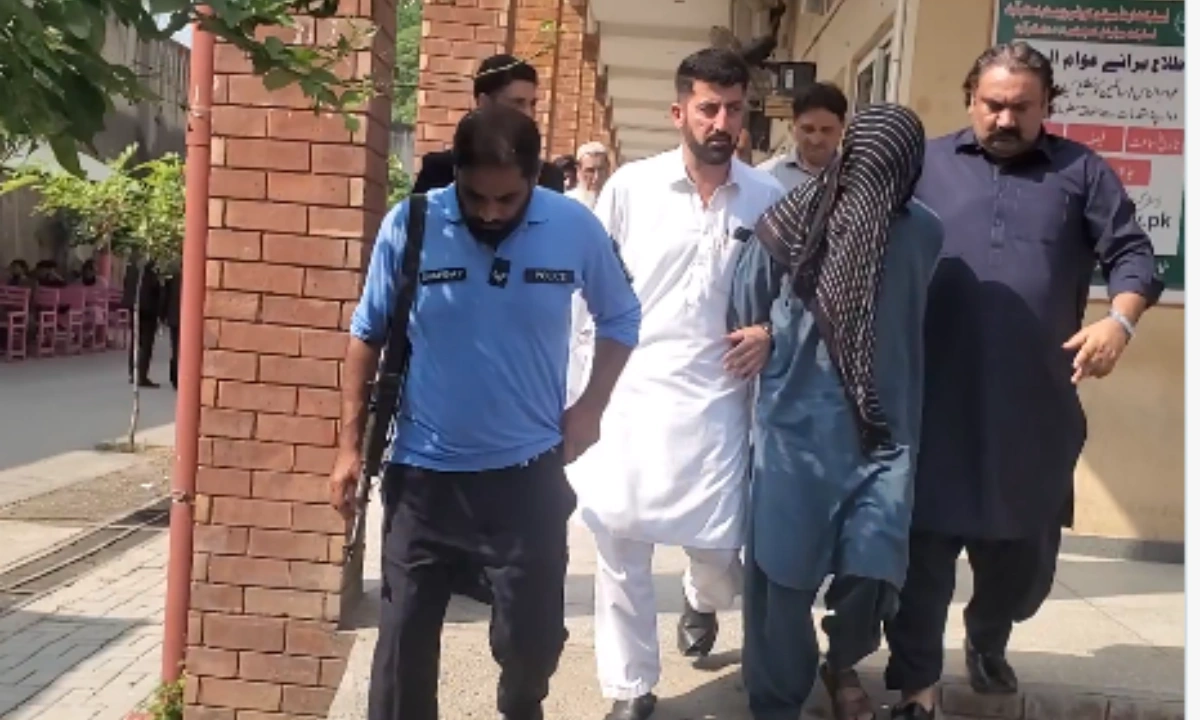 ملزم نعمان کو عدالت میں پیشی کے بعد واپس لے جایا جا رہا ہے