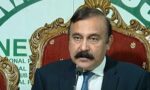 وفاقی وزیر برائے پارلیمانی امور ڈاکٹر طارق فضل چوہدری پریس کانفرنس سے خطاب کر رہے ہیں۔