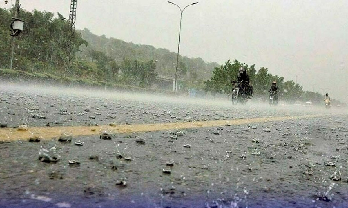 محکمہ موسمیات نے پنجاب میں بارشوں اور کراچی میں گرمی برقرار رہنے کی پیشگوئی کی ہے۔